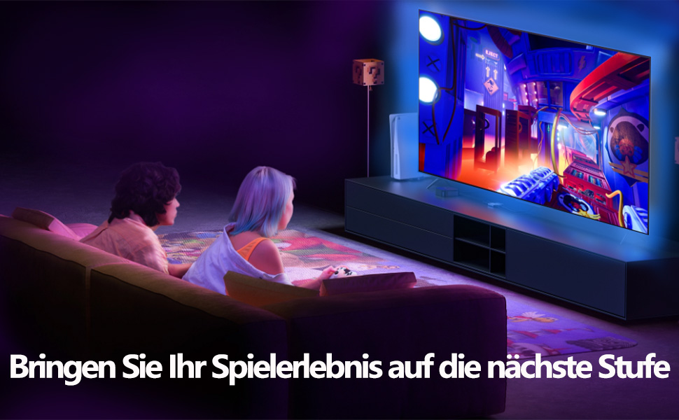 Großer Fernseher mit farbenfroher Videospielszene. Zwei Leute sitzen auf der Couch und schauen zu. Das Zimmer hat eine lila Umgebungsbeleuchtung. Der Fernseher ist auf einer schwarzen Unterhaltungseinheit montiert.