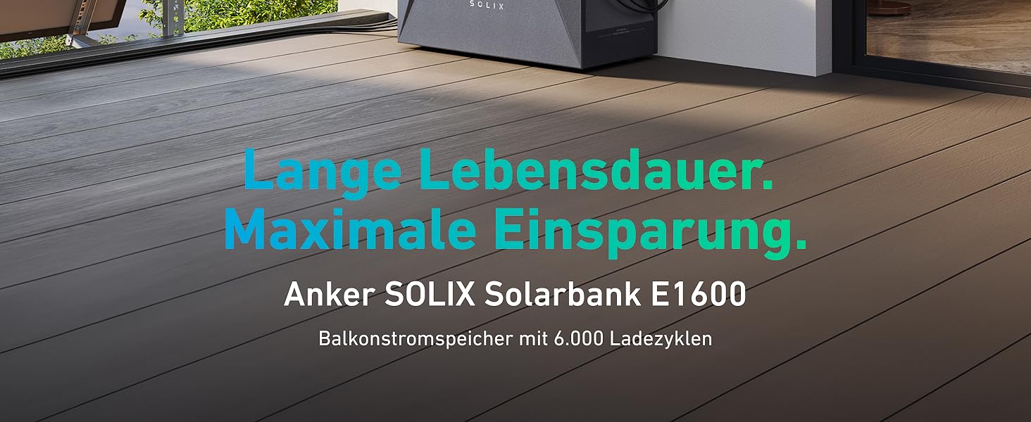 Holzdeck für den Außenbereich mit Texteinblendung, in der „Anker SOLIX Solarbank E1600“ erwähnt wird und der Wert auf lange Lebensdauer und