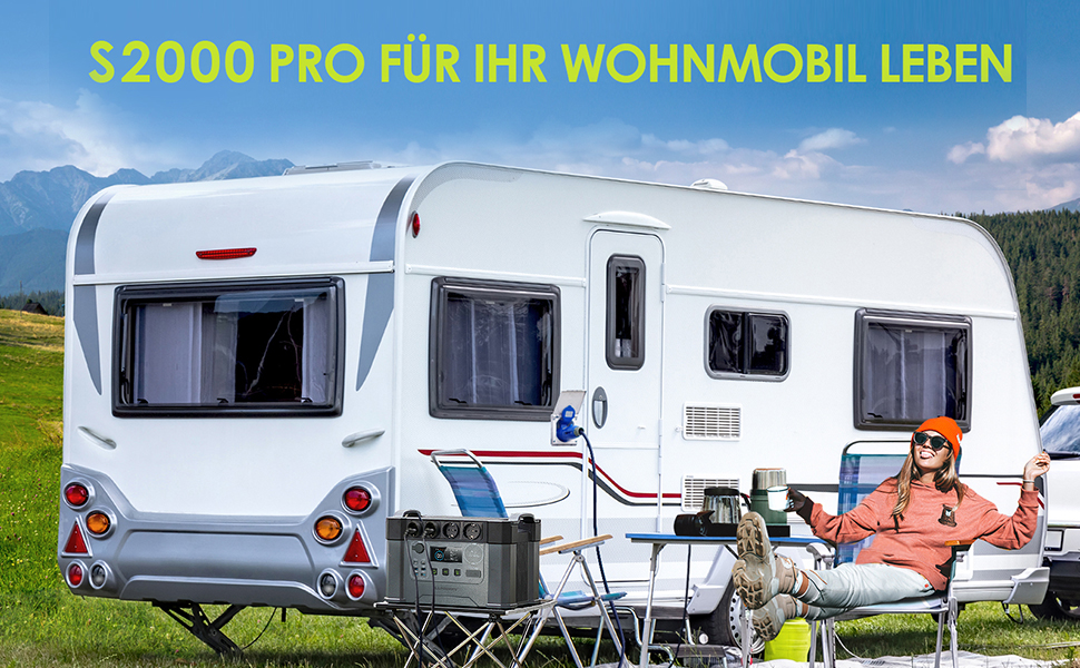 Weißer Reiseanhänger im Freien. Person, die in einem Campingstuhl in der Nähe sitzt. Im deutschen Text wird 2000 pro für mobiles Wohnen erwähnt.