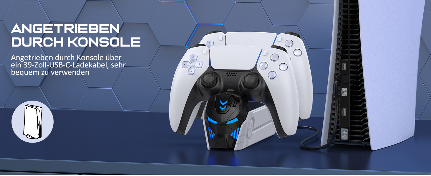 Weiße Spielekonsole mit Controller-Ladestation. Der Controller ist blau beleuchtet. Konsole und Zubehör auf blauem sechseckigem Hintergrund abgebildet