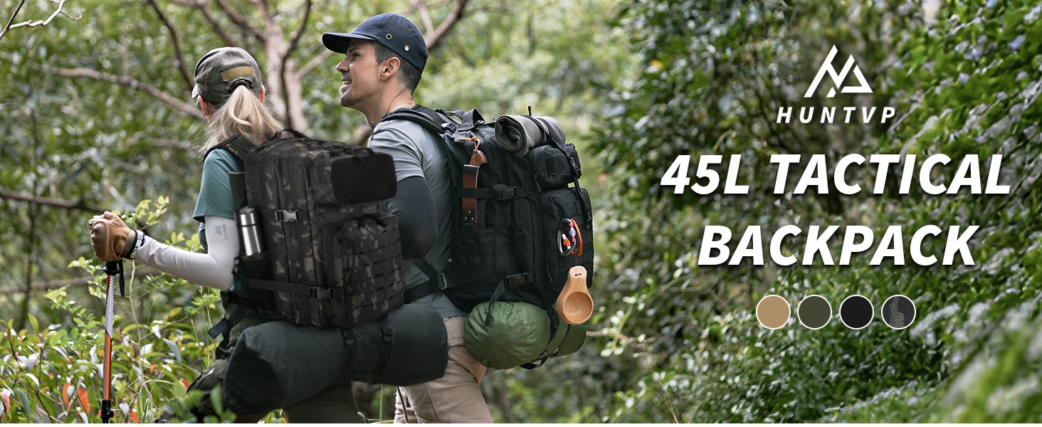 Der Text lautet „45L TACTICAL BACKPACK“ mit dem „MENTOR“ -Logo. Zeigt einen schwarzen taktischen Rucksack, der im Freien in bewaldeter Umgebung getragen wird und über mehrere Fächer und Riemen verfügt.