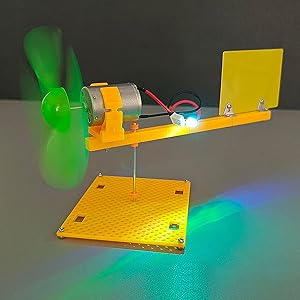 Pädagogisches Projekt mit grünem Propeller, Motor auf gelbem Sockel, mit LED-Leuchten, die farbige Reflexionen erzeugen