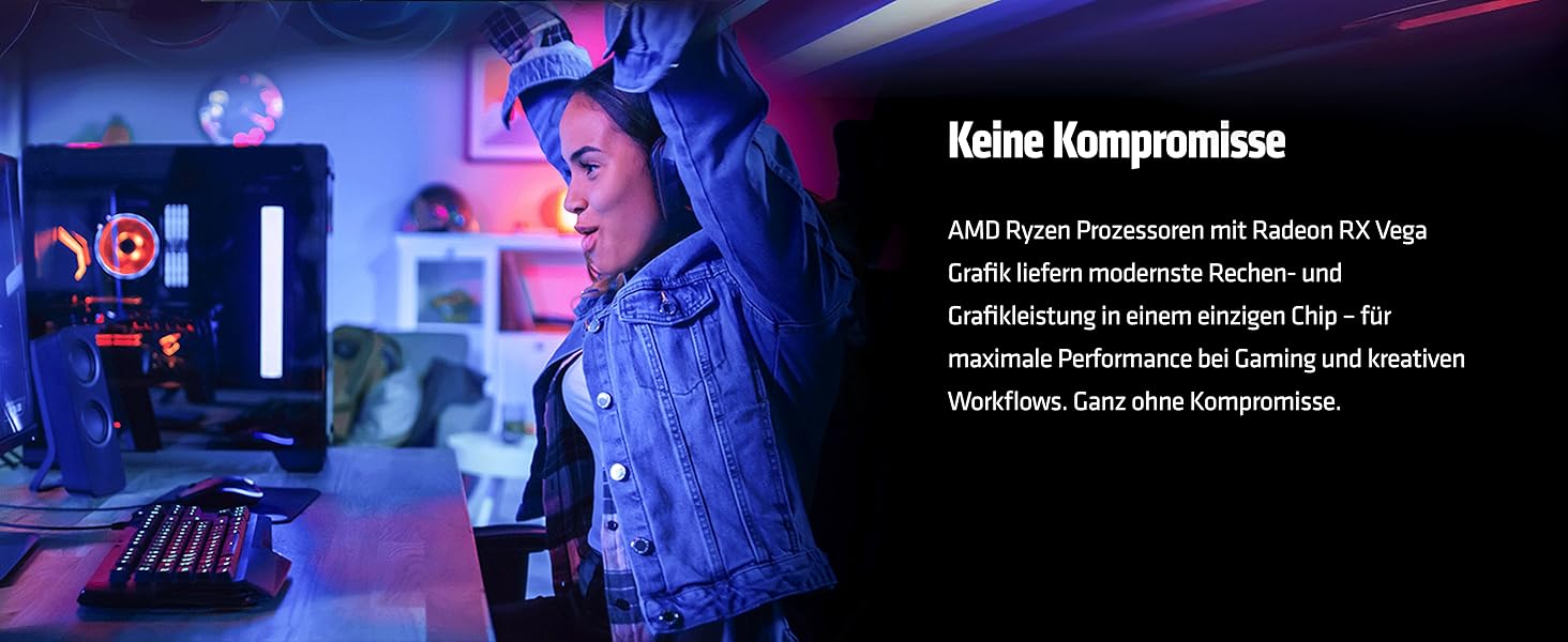 Person, die einen Computer mit mehreren Monitoren in einem schwach beleuchteten Raum mit bunter Umgebungsbeleuchtung verwendet. Eine Gaming-Tastatur ist im Vordergrund sichtbar