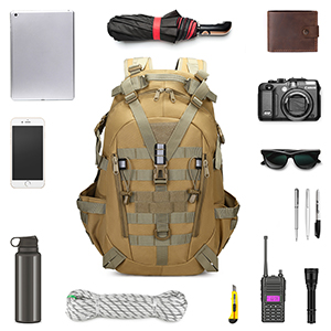 Flaches Arrangement von Reiseaccessoires wie hellbraunem Rucksack, Sonnenbrille, Kamera, Wasserflasche und verschiedenen persönlichen Gegenständen auf einer hellen Oberfläche.