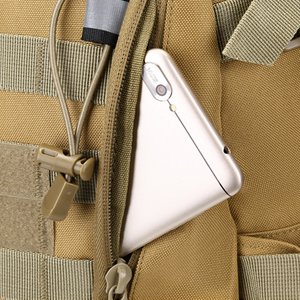 Nahaufnahme einer hellbraunen Tasche oder eines Rucksacks mit einem weißen dreieckigen Objekt, das teilweise in einer Tasche oder einem Fach sichtbar ist.