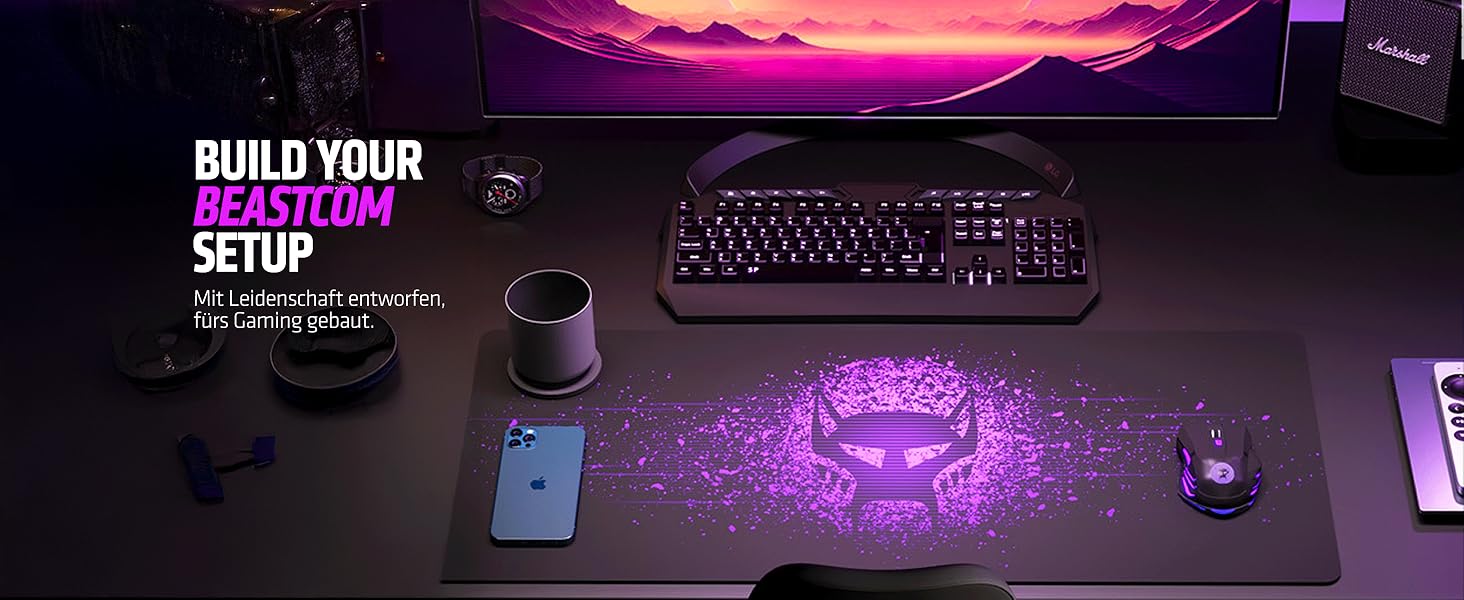 Gaming-Schreibtisch-Setup mit beleuchtetem Mauspad, Tastatur, Lautsprechern und Telefon. Die violette Beleuchtung hebt das leuchtende Alienkopf-Design auf dem