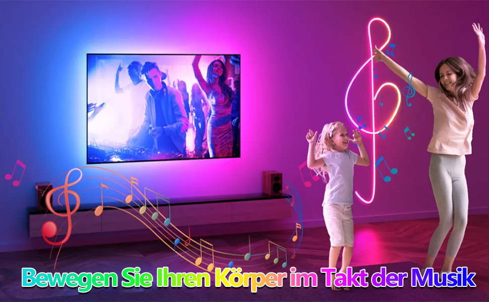 Smart-TV mit tanzenden Menschen, umgeben von farbenfroher Umgebungsbeleuchtung. Neonmusiknoten und ein Violinschlüssel schmücken den Raum. Zwei Personen posieren begeistert neben