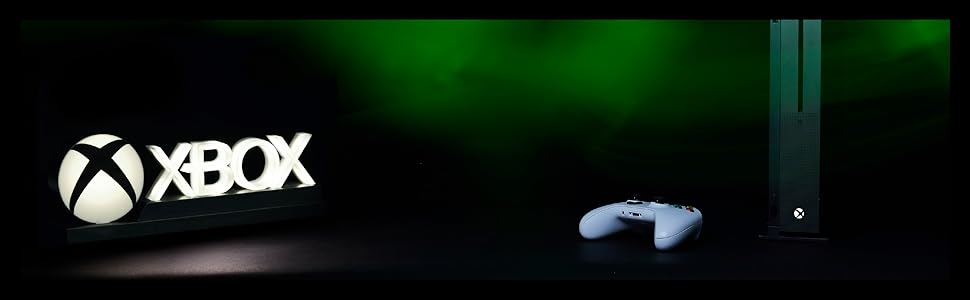 Xbox-Licht neben Controller und Spielekonsole