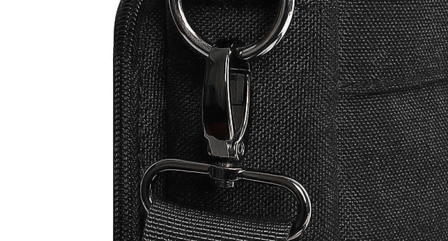 Der Text lautet „Bild 5“. Nahaufnahme des schwarzen Stoffmaterials mit Metallclip oder Karabiner-Befestigungspunkt.