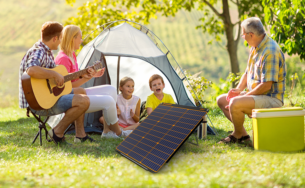 Familie spielt mit einem Solarpanel im Garten